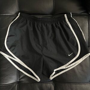 Women’s Nike dri-fit brief lined running shorts. Size Small. Good condition.
